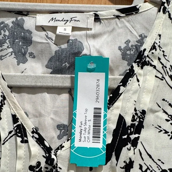 Elegant Black Floral Women's Blouse - Picture 2 of 5